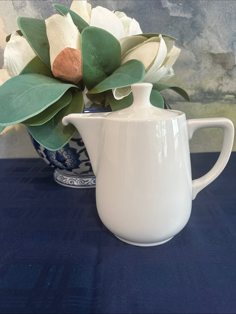 Melitta White Porcelain Coffee/Tea Server Pot w/ No-Drip Spout & Lock Top 0- 9